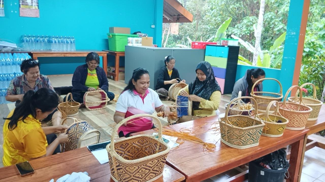 แหล่งเรียนรู้ภูมิปัญญาท้องถิ่นชาวบ้านจักสานตะกร้าหวายเทียม