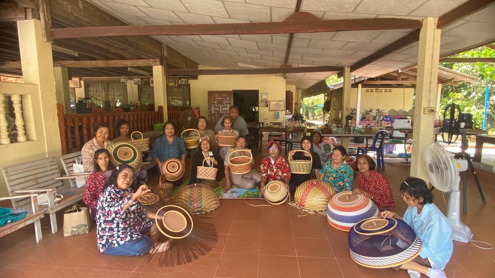 แหล่งเรียนรู้ภูมิปัญญาและพัฒนาอาชีพงานจักสาน "ชมรมผู้สูงอายุวัดกะเปียด"