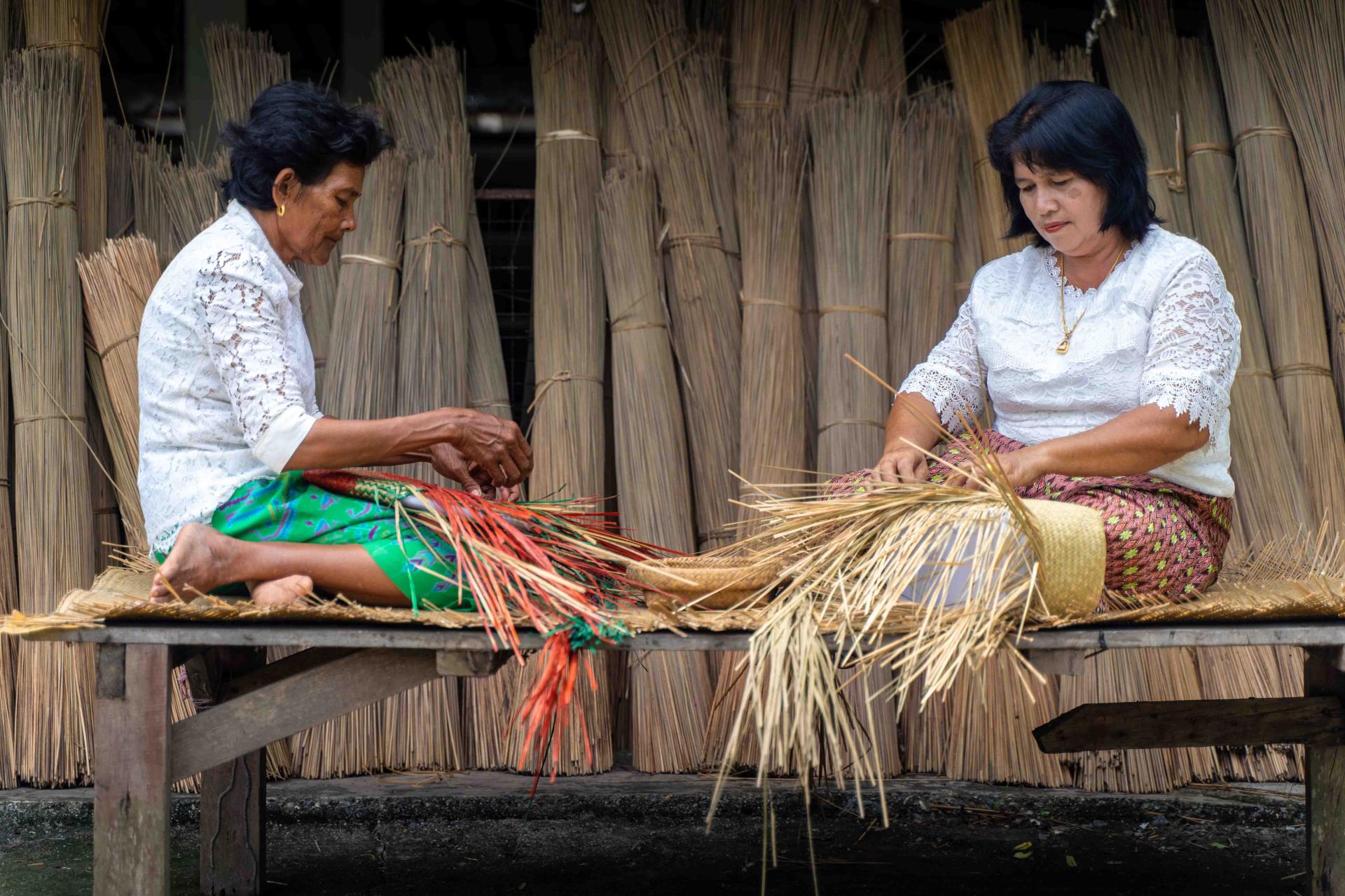 ศูนย์ศิลปาชีพบ้านเนินธัมมัง