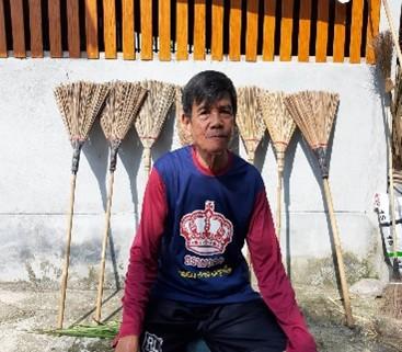 ภูมิปัญญา “การทำไม้กวาดทางมะพร้าว”