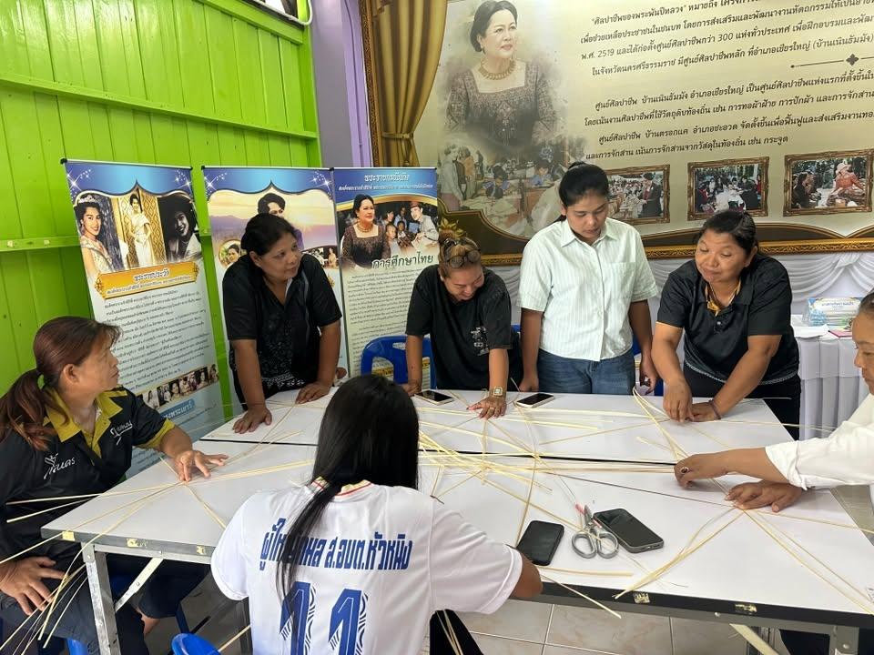 สอนจักสานจากตอกไม้ไผ่